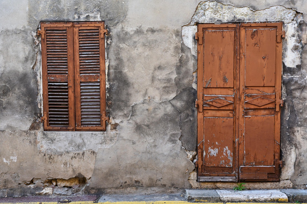 Rafraîchir sa maison sans clim : ce qui marche vraiment 3 Volets en bois fermés sur la façade d'une maison en plein soleil