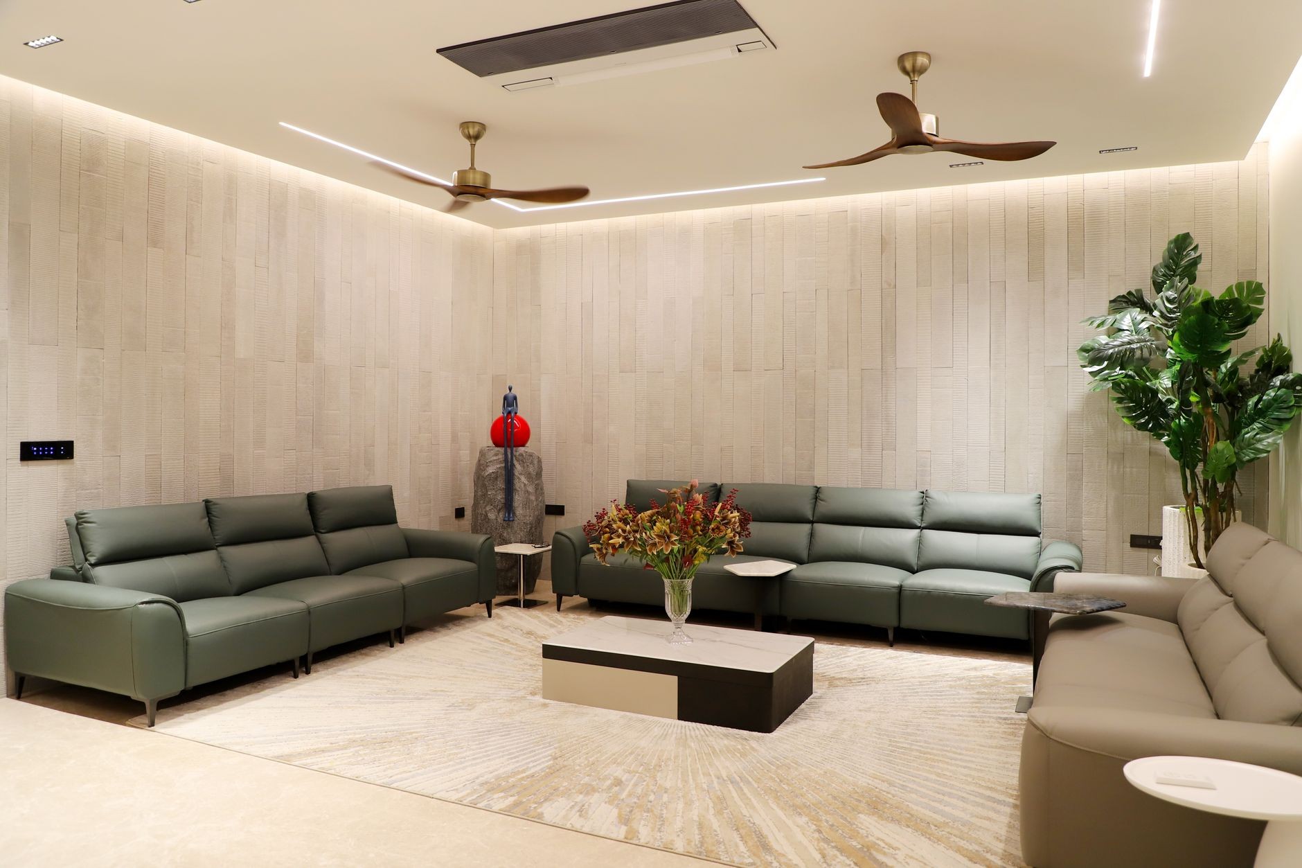 Ventilateur de plafond : le guide pour bien choisir (2026) 4 Ventilateur de plafond dans un séjour moderne et épuré