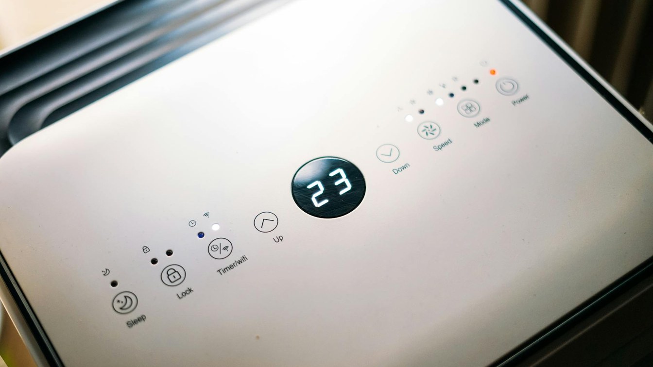 Climatiseur mobile : vaut-il vraiment le coup ? 2 Panneau de commande d’un climatiseur mobile, température réglée à 23 °C