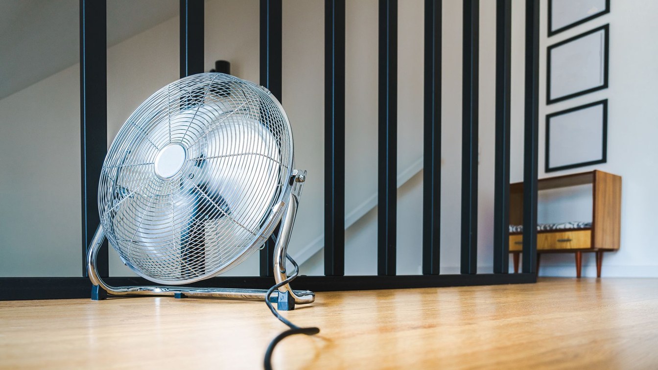 Climatiseur sans évacuation : le piège à éviter 6 Ventilateur sur pied dans un interieur