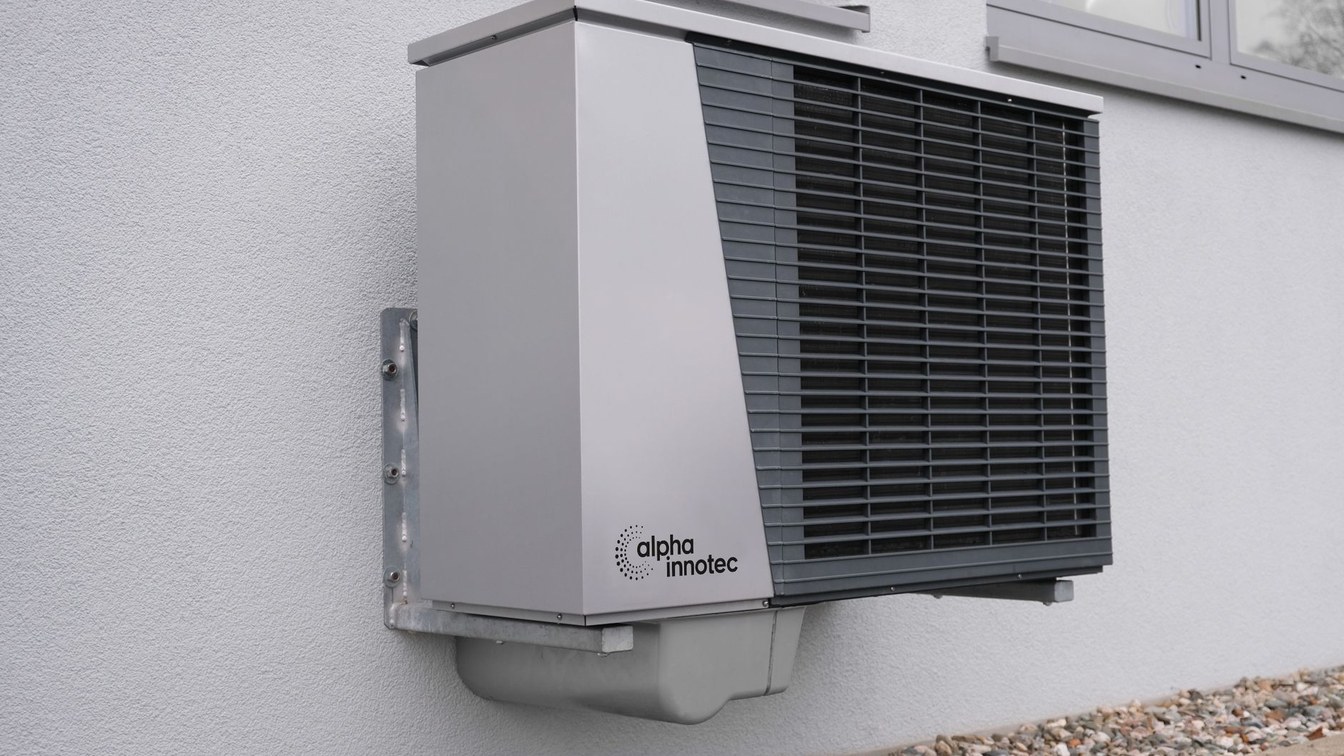 PAC air-air ou air-eau : laquelle choisir ? 2 Unité extérieure de pompe à chaleur le long d'une façade
