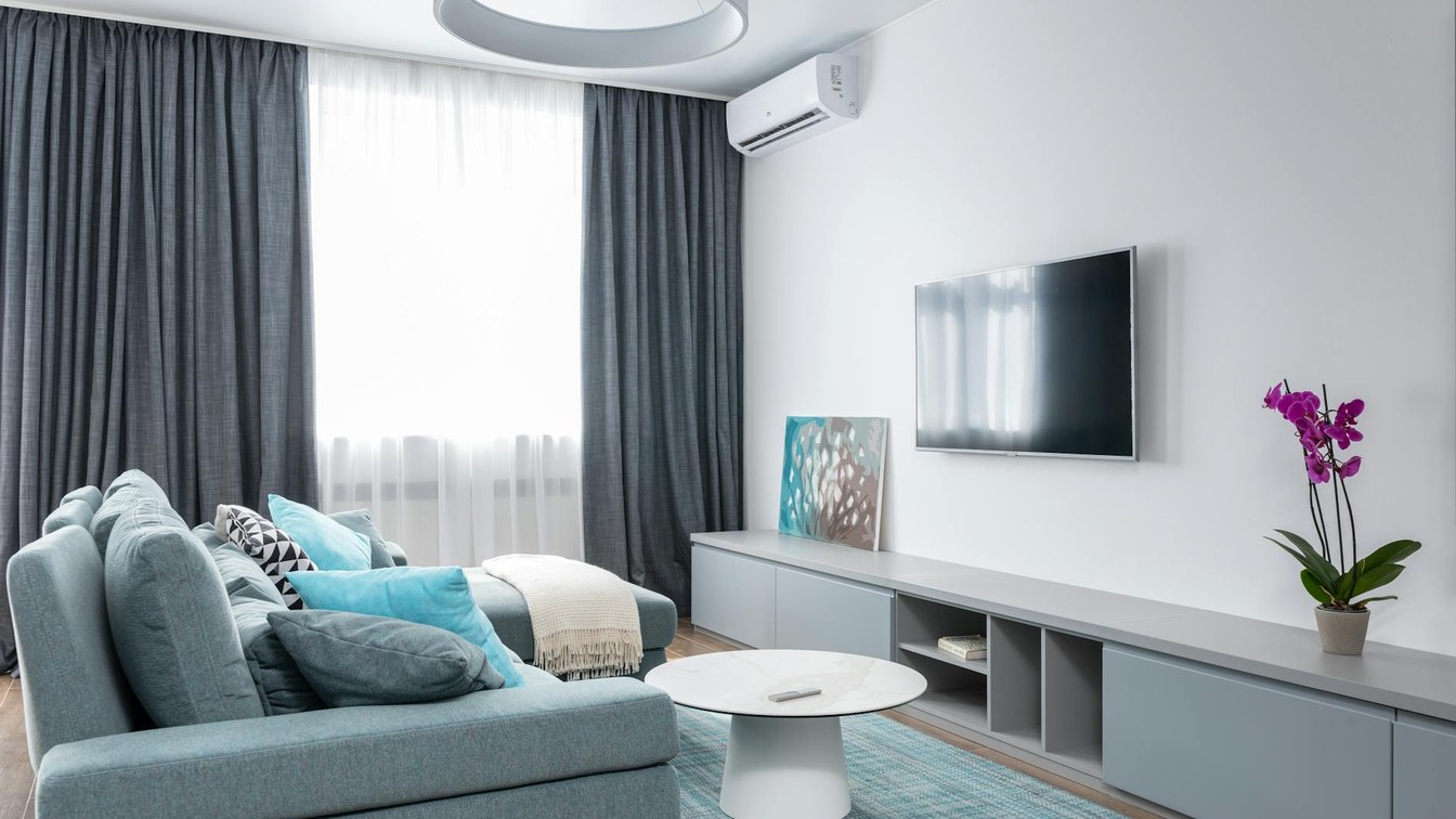 Installer une pompe à chaleur en appartement : guide pratique 2 Climatiseur reversible (split) dans le sejour dun appartement