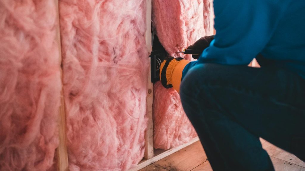 Prix d’une pompe à chaleur selon la surface de la maison 3 La pose d’isolant pèse plus que la surface sur la facture d’une PAC