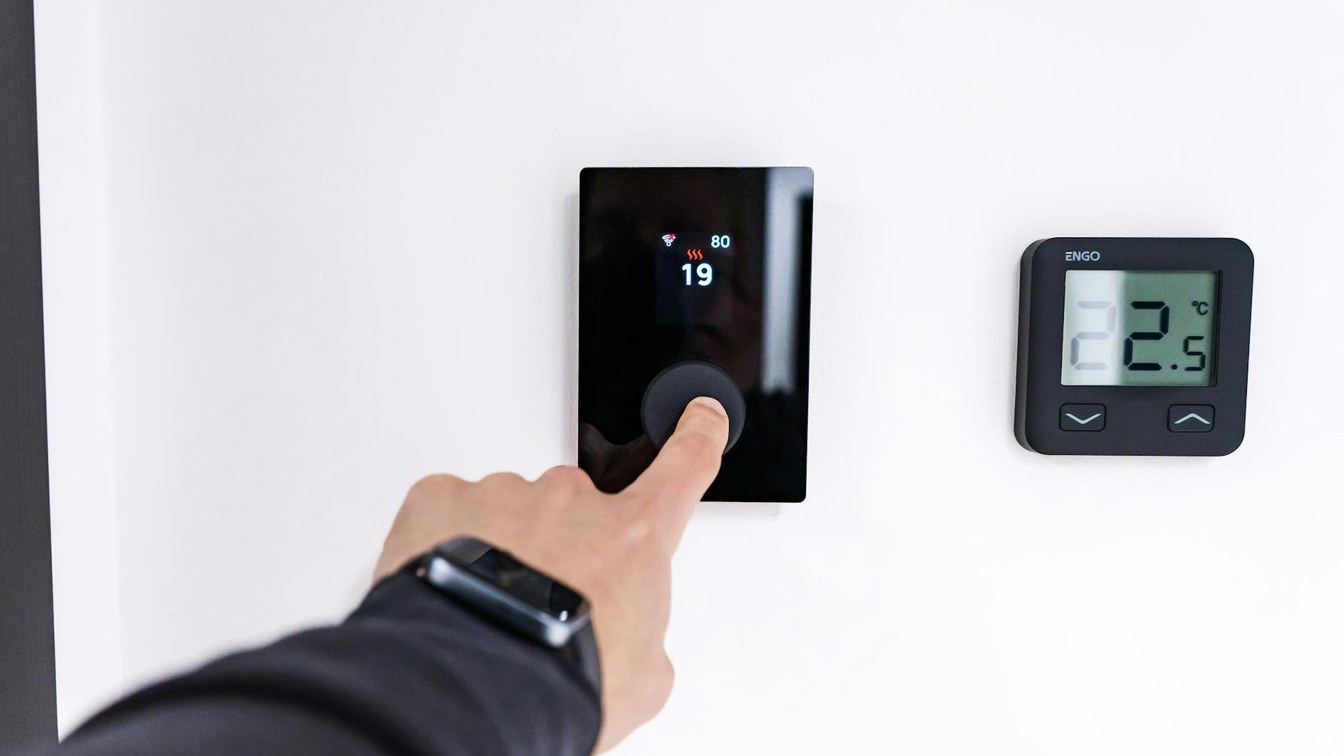 Thermostat obligatoire : pourquoi c’est 2030 et non 2027 pour votre logement 2 Réglage d'un thermostat mural connecté