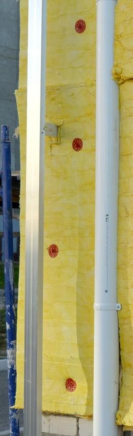 Climatisation gainable : les pièges qui plombent son rendement 3 Isolation en laine de verre posée contre une paroi, matériau du type utilisé pour isoler un réseau de gaines de climatisation