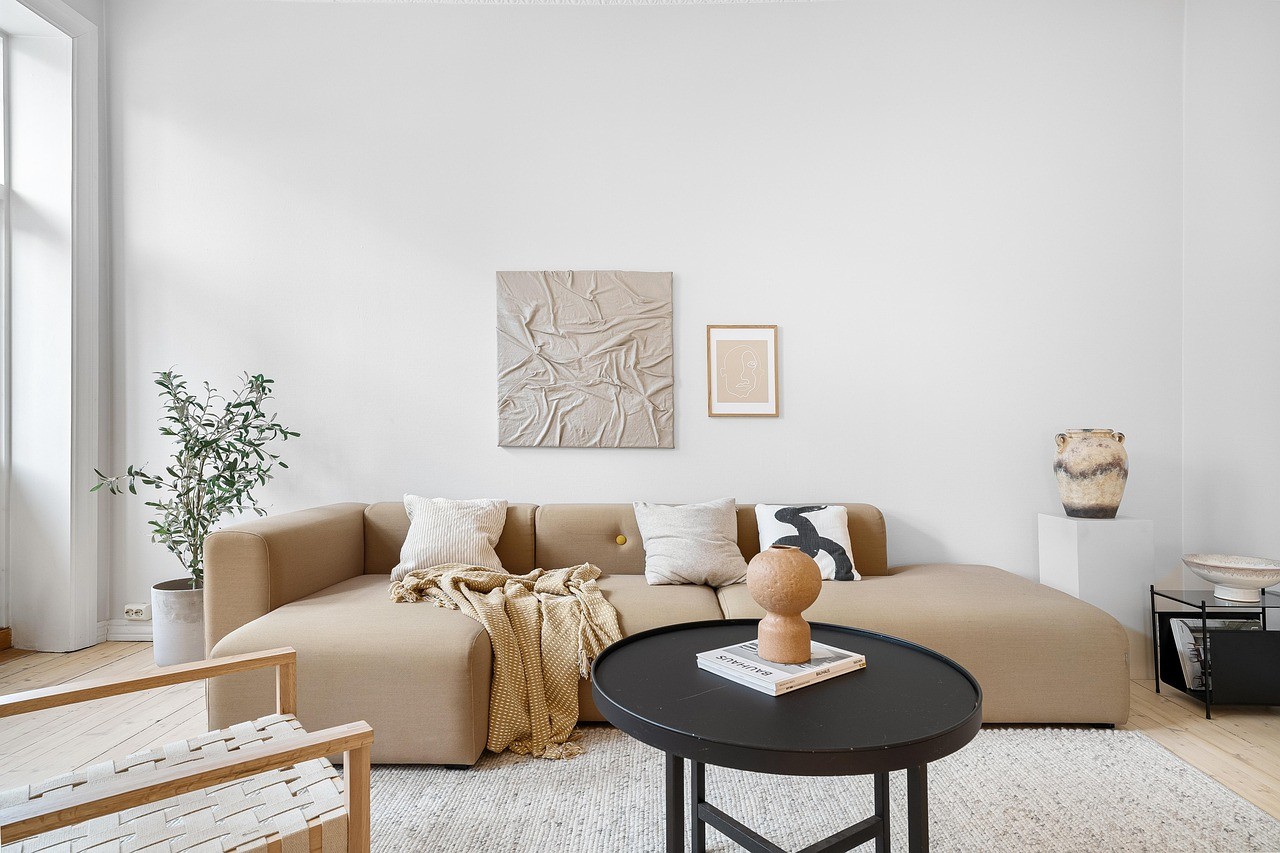 Climatisation gainable : les pièges qui plombent son rendement 2 Salon lumineux et calme, sans unité de climatisation visible