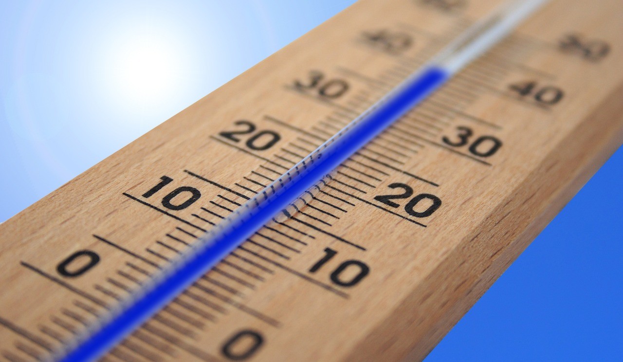 Arnaque au prix du climatiseur pendant la canicule : comment ne pas payer trop cher 3 Thermomètre affichant une température élevée en plein soleil, symbole d'un pic de canicule