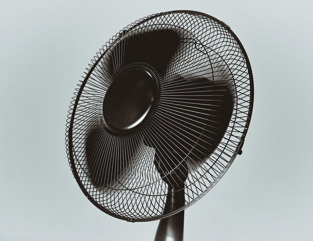 La climatisation est-elle mauvaise pour la santé ? 4 Ventilateur sur pied utilisé en appoint d'une climatisation réglée modérément