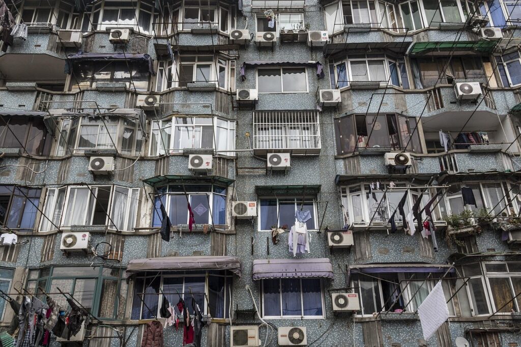 Façade d'immeuble équipée de nombreux climatiseurs individuels