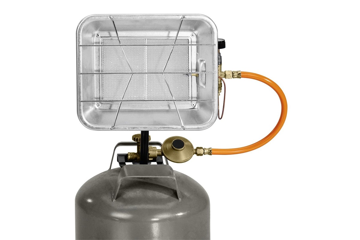Chauffage d'appoint au gaz à panneau radiant posé sur sa bouteille