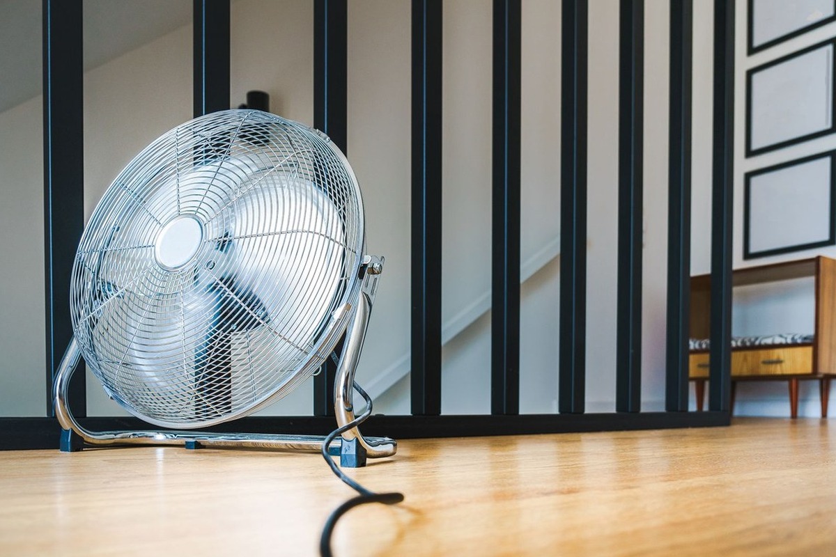 Ventilateur sur pied dans un interieur
