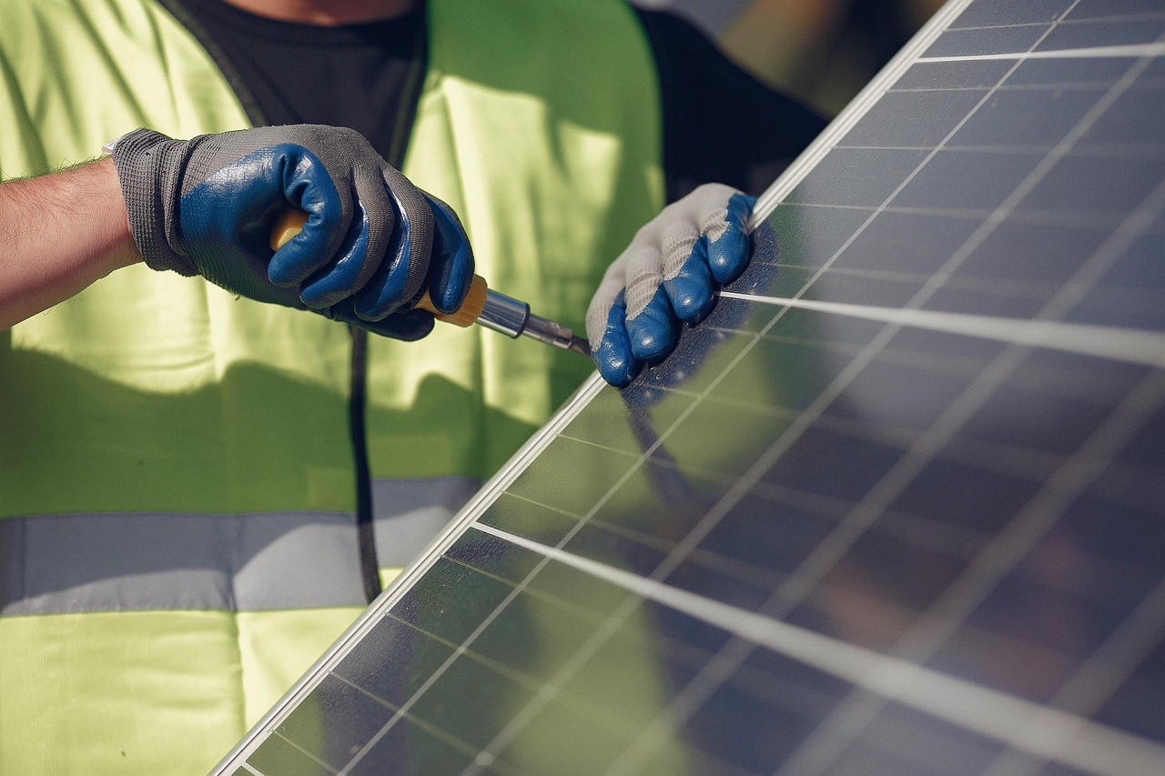 Chauffage solaire plug-and-play (SunAéro 2.0) : gadget ou vrai complément ? 4 Mains d'un installateur fixant un panneau solaire sur un support