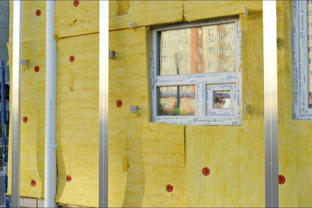 Isolation : 5 erreurs qui font rater vos travaux (et comment les eviter) 1 Isolation d une façade par panneaux de laine minérale autour d une fenêtre