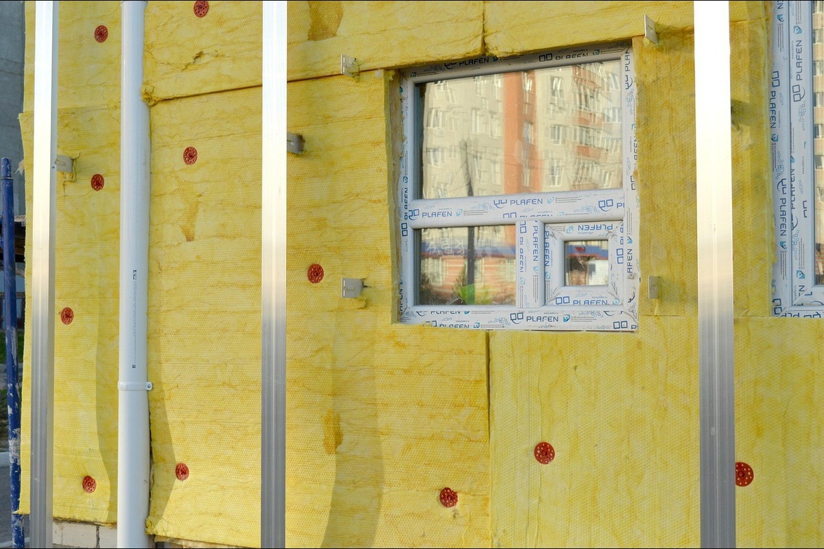 Isolation d une façade par panneaux de laine minérale autour d une fenêtre