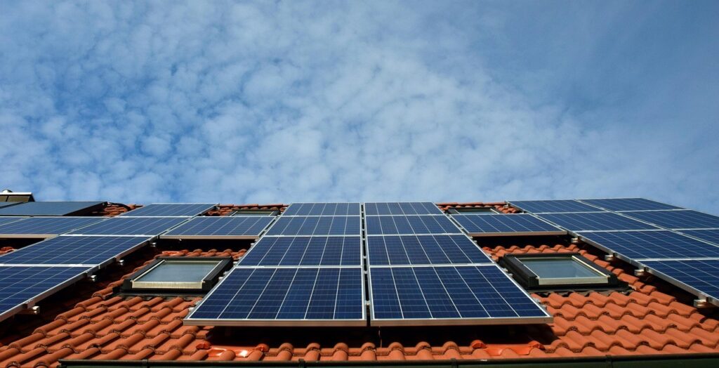 Panneaux solaires installés sur un toit en tuiles d'une maison