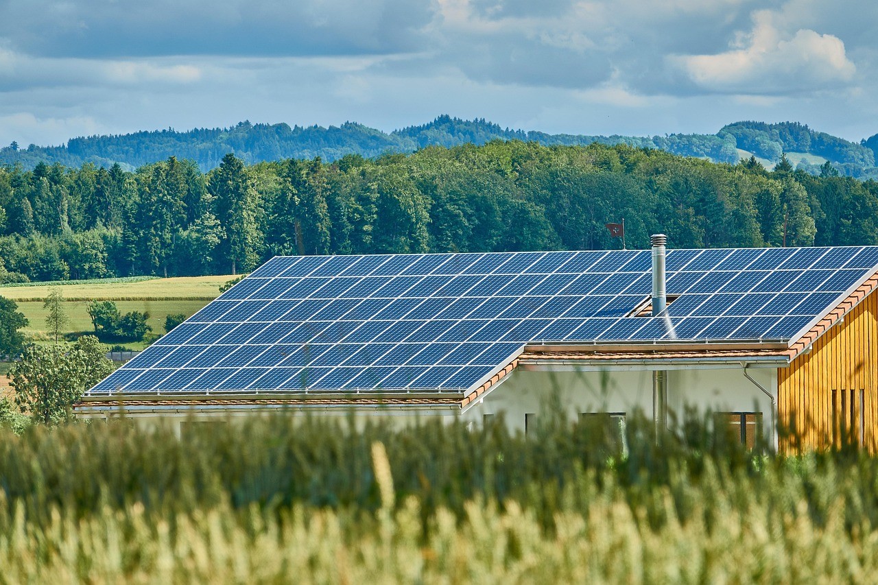 Chauffage solaire plug-and-play (SunAéro 2.0) : gadget ou vrai complément ? 5 Panneaux solaires combinés installés contre une maison