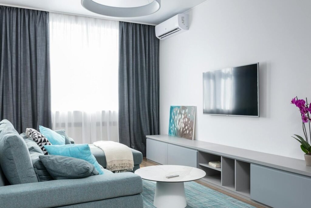 Installer une pompe à chaleur en appartement : guide pratique 5 Climatiseur reversible (split) dans le sejour dun appartement