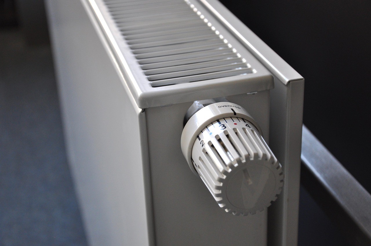 Radiateur équipé d'une vanne thermostatique manuelle, sans électronique