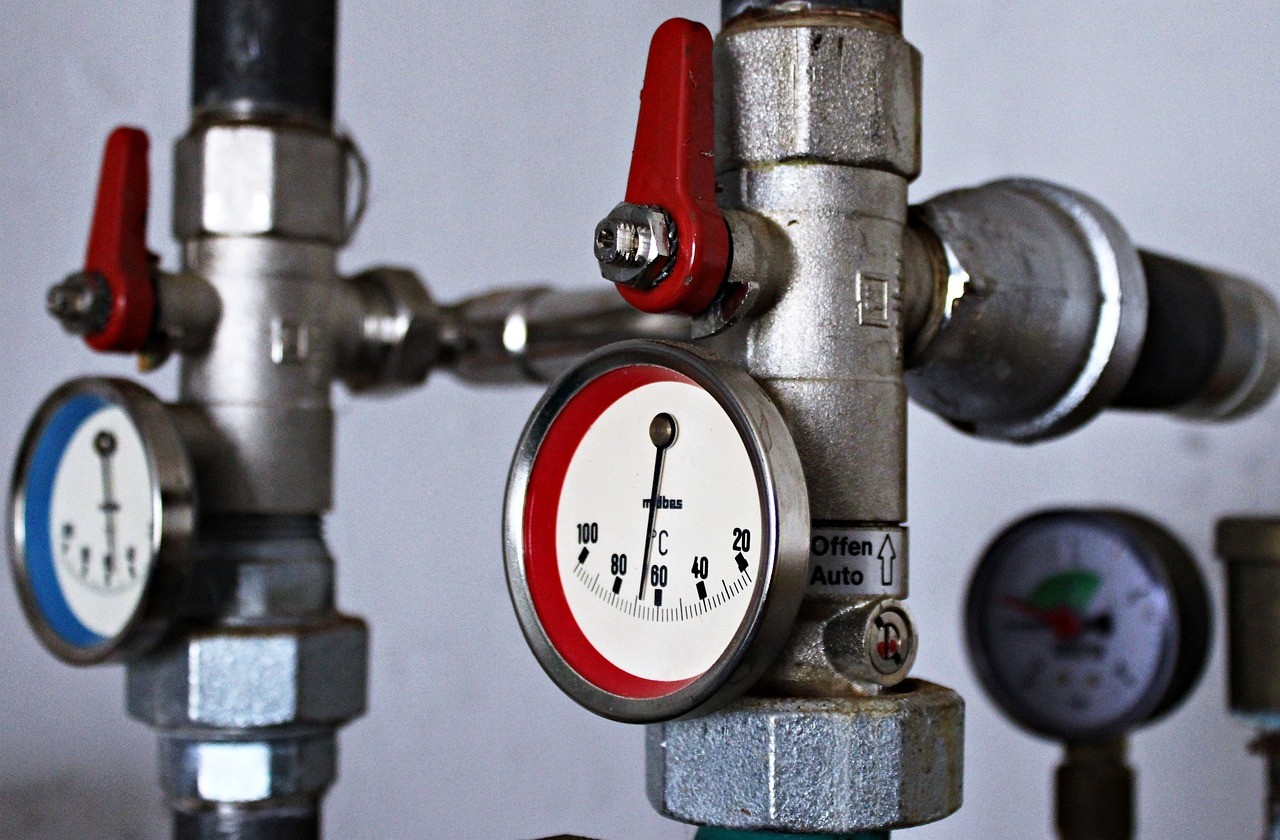 Vannes et manomètres d'un circuit de chauffage, avec thermostat mécanique intégré