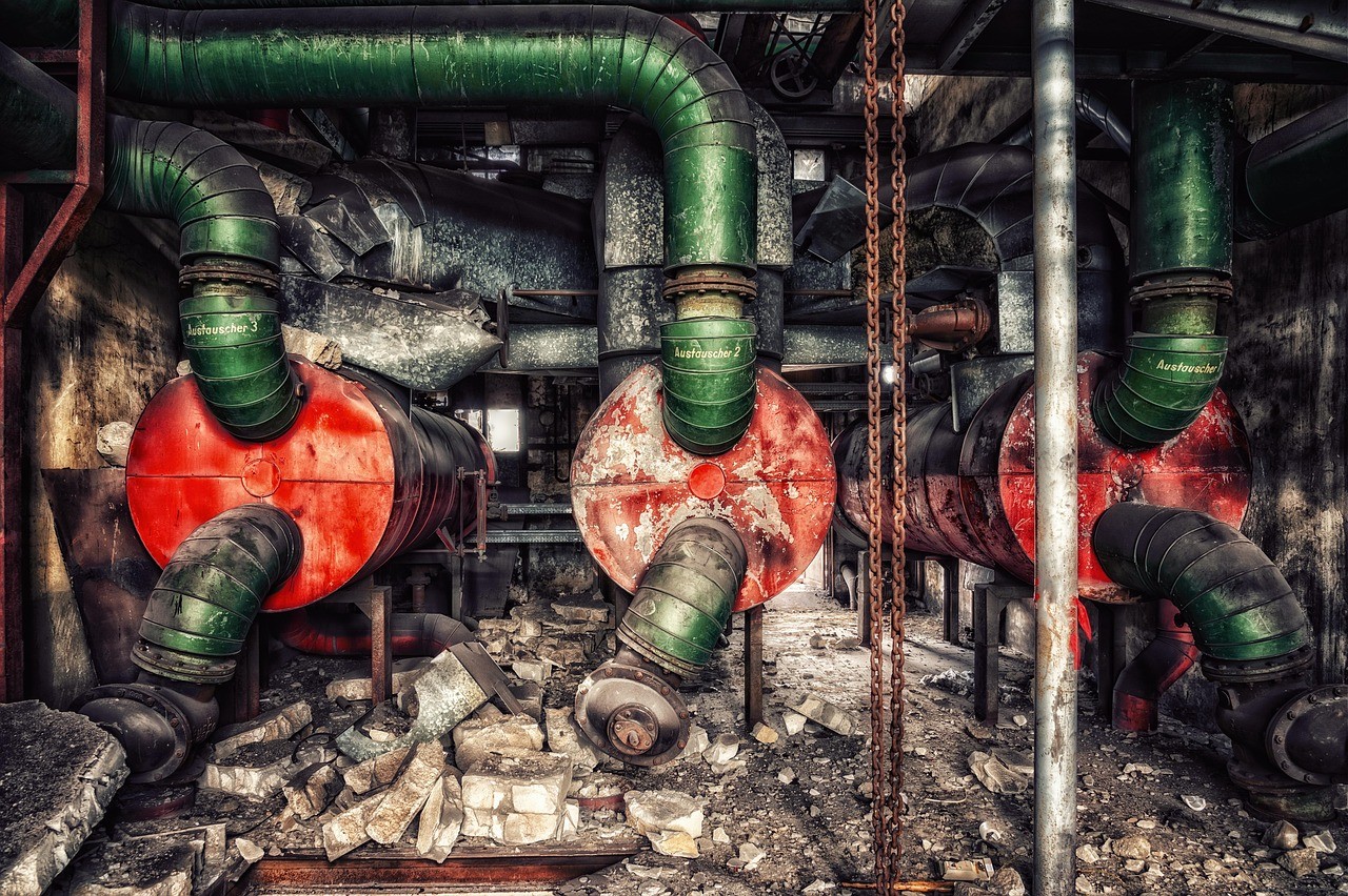 Prime de sortie du gaz 2027 : jusqu'à 1 000 € pour débrancher, chaudières fioul neuves interdites 4 Chaufferie avec tuyauterie et vannes d'une installation de chauffage au fioul ancienne