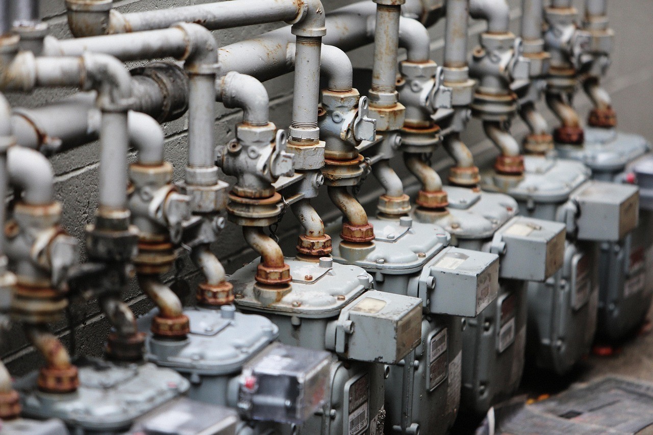 Prime de sortie du gaz 2027 : jusqu'à 1 000 € pour débrancher, chaudières fioul neuves interdites 3 Rangée de compteurs de gaz sur un mur, illustrant le réseau de distribution visé par la prime de sortie du gaz
