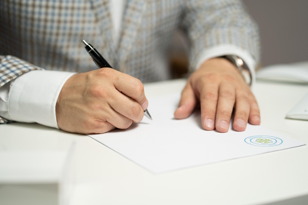 Suspension du label RGE : ce que le décret du 7 octobre 2026 change pour votre projet de chauffage 3 Signature d’un devis de travaux de chauffage, un geste à ne faire qu’après vérification de l’attestation RGE de l’installateur
